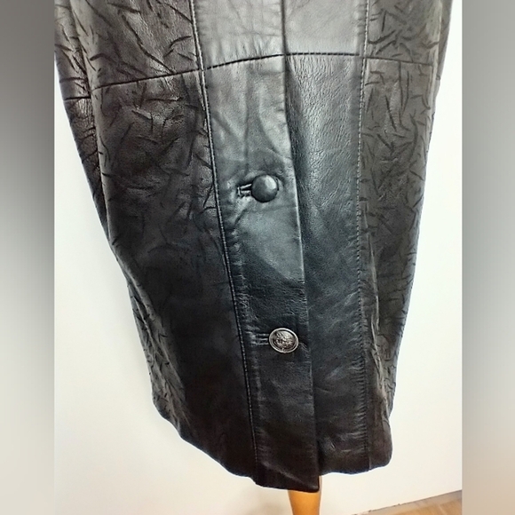 VINTAGE BLACK LEATHER TEXTURED SKIRT - Picture 7 of 14